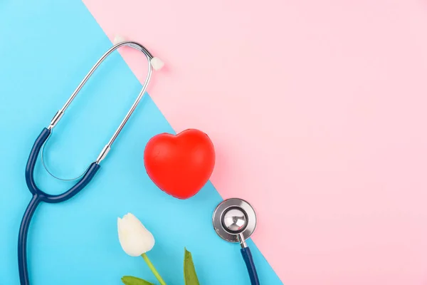 Ärztetagskonzept Flache Lageansicht Stethoskop Mit Rotem Herzen Auf Rosa Blauem — Stockfoto