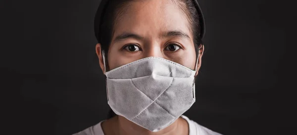 閉鎖アジアの若い女性は 目に恐怖と保護面マスクを身に着けています 細菌や病気の衛生上の予防Covid 19ウイルスやコロナウイルス保護コンセプトを防止 黒の背景に暗いです — ストック写真
