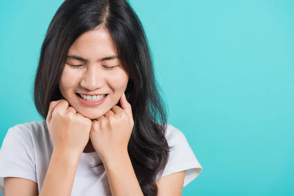 Portret Aziatisch Mooi Gelukkig Jong Vrouw Dragen Shirt Blij Houdt — Stockfoto