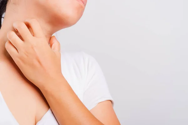 Asiática Hermosa Mujer Picazón Uso Mano Rasguño Picazón Cuello Sobre — Foto de Stock