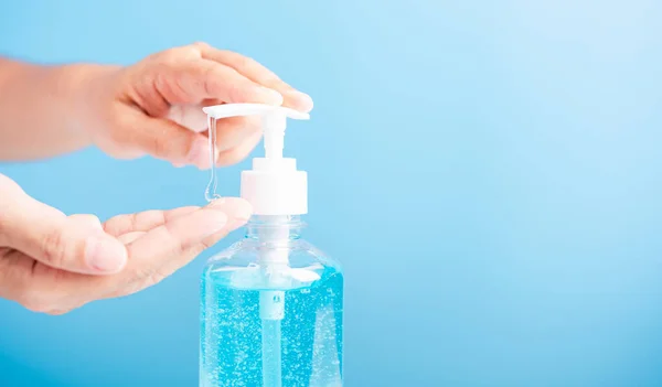 Close Mujer Joven Asiática Aplicando Dispensador Prensa Desinfectante Alcohol Gel — Foto de Stock