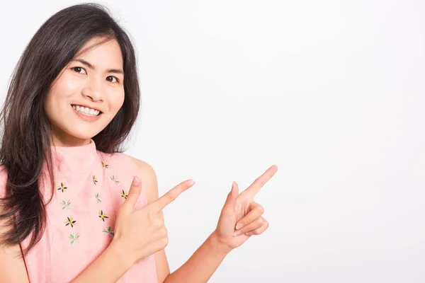 Portrait Asiatische Schöne Junge Frau Steht Lächelnd Und Sieht Weiße — Stockfoto