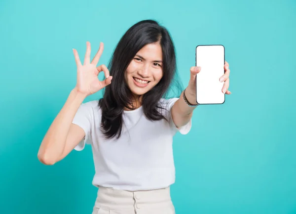 Retrato Asiático Bela Feliz Jovem Sorriso Segurando Telefone Celular Mostrando — Fotografia de Stock