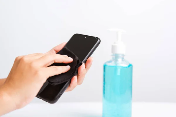 Asiatische Junge Frau Die Die Reinigung Von Mobiltelefonen Hygienevorbeugung Covid — Stockfoto