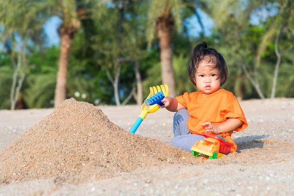 Asiático Tailandés Feliz Lindo Poco Alegre Hija Chica Divertido Excavación — Foto de Stock