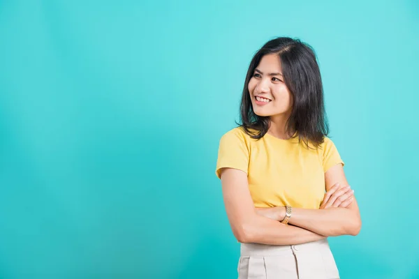 Portret Aziatisch Mooi Gelukkig Jong Vrouw Glimlachen Dragen Geel Shirt — Stockfoto