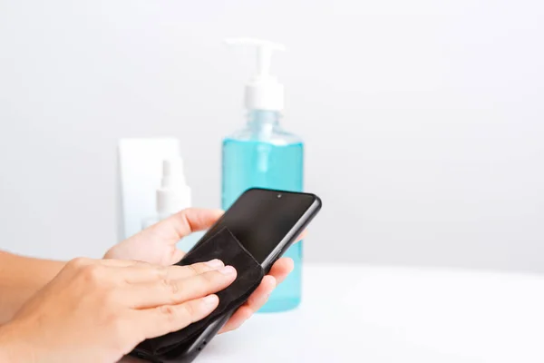 Asiatische Junge Frau Die Die Reinigung Von Mobiltelefonen Hygienevorbeugung Covid — Stockfoto