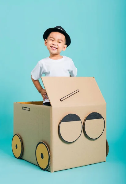 Glückliche Asiatische Kinder Lächeln Fahrenden Spielauto Kreativ Durch Eine Pappschachtel — Stockfoto