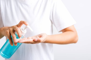 Yakından El Asyalı genç bir kadın pompa temizleyicisi dezenfekte edici jeli el yıkama, hijyen önleme COVID-19 veya koronavirüs koruma konsepti, beyaz arka planda izole edilmiş
