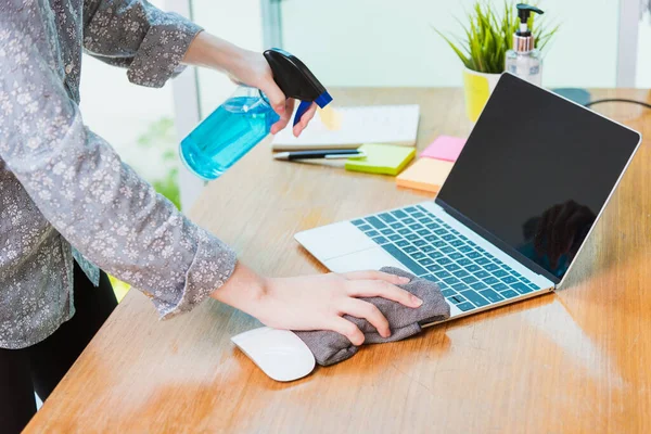 Молода Жінка Азіатського Бізнесу Працює Домашнього Офісу Він Прибирає Ноутбук — стокове фото
