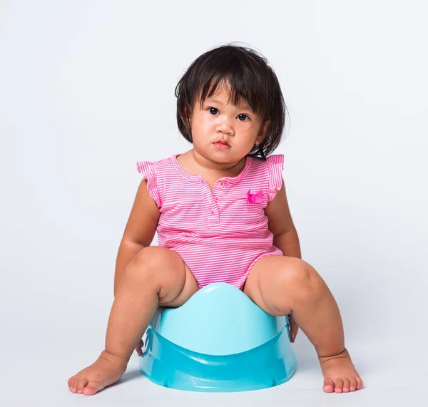 Mavi Lazımlıkta Tuvalette Oturmak Için Asyalı Küçük Şirin Bebek Eğitimi — Stok fotoğraf
