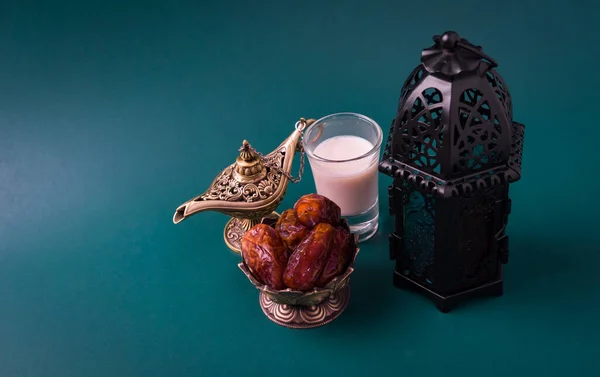 ラマダーンカレーム断食食品のコンセプト ブロンズプレートの日付 ミルク ランタンアラジンランプの装飾 テキストのためのコピースペースと濃い緑の背景に暗い緑の背景にあるイスラム教徒の宗教祭 — ストック写真