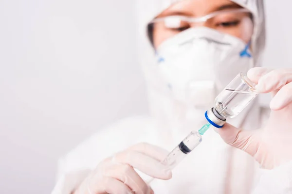 女医生或穿着Ppe套装制服 戴着防护面罩的科学家在实验室中的密切合作 将药液疫苗瓶和注射器 头孢病毒或Covid 19概念白色分离 — 图库照片
