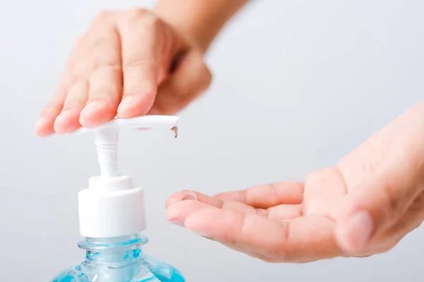 Close Mujer Joven Asiática Aplicando Dispensador Prensa Desinfectante Alcohol Gel — Foto de Stock