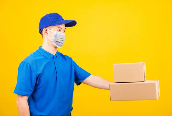 Lado Asiático Joven Trabajador Entrega Hombre Azul Camiseta Gorra Uniforme —  Fotos de Stock