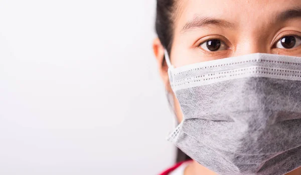 셔츠와 마스크를 착용하고 코로나 바이러스로부터 보호하는 아시아 Covid 바이러스나 Pm2 — 스톡 사진