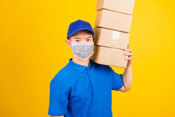 Asiático Joven Trabajador Reparto Hombre Azul Camiseta Gorra Uniforme Usando —  Fotos de Stock