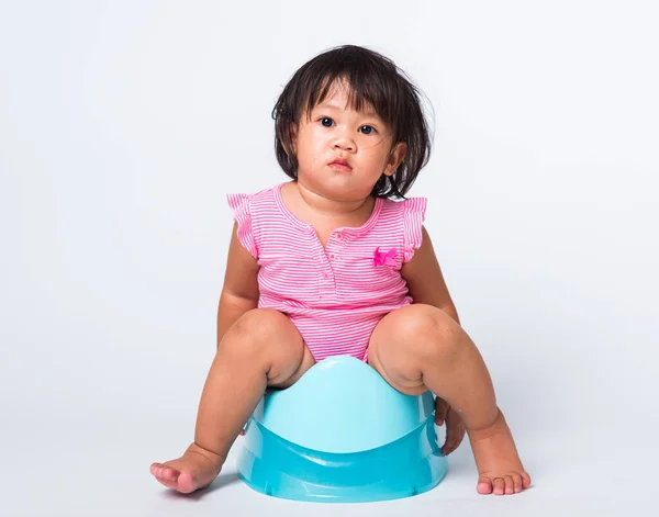 アジアの小さなかわいい赤ちゃんの女の子の教育訓練に座って青い部屋の鍋やお鍋に スタジオで撮影白の背景に隔離 Wcトイレの概念 — ストック写真