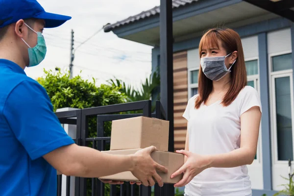 Asiatische Junge Zusteller Mann Kurier Online Einkauf Geben Paket Briefkasten — Stockfoto