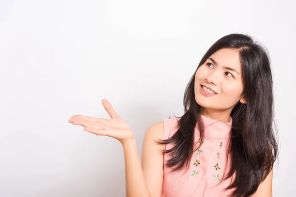 Retrato Asiático Hermosa Mujer Joven Pie Ella Mostrando Mano Para — Foto de Stock