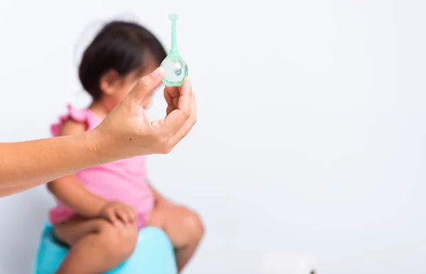 Asiatico Poco Carino Bambino Ragazza Formazione Seduta Blu Camera Pot — Foto Stock