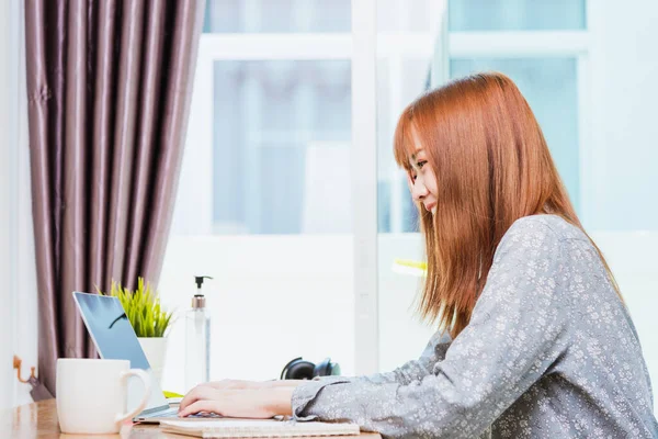 컨셉에서 일하고 아시아의 아름다운 여성이 웃으며 사무실에서 노트북 컴퓨터를 가지고 — 스톡 사진