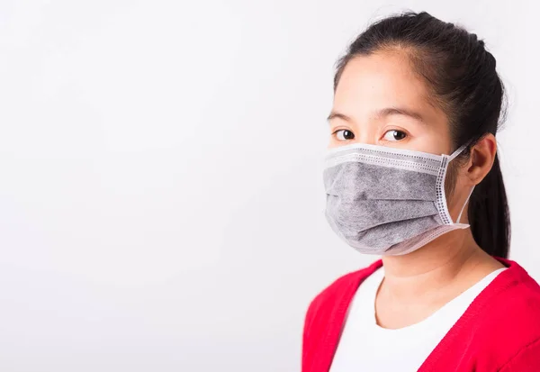 赤いシャツと顔のマスクを身に着けているアジアの大人の女性は コロナウイルスやCovid 19ウイルスやフィルターダストPm2 5と大気汚染彼女はカメラを見て スタジオは 隔離された白い背景を撮影 — ストック写真
