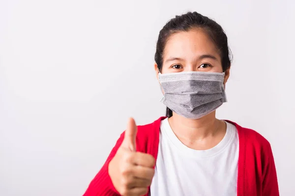 Aziatische Volwassen Vrouw Dragen Rode Shirt Gezichtsmasker Beschermen Tegen Coronavirus — Stockfoto