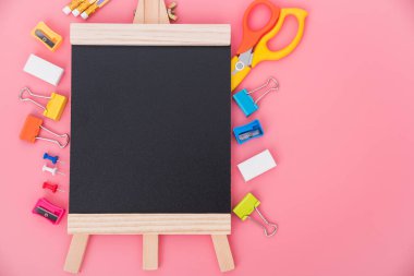 Pembe zemin üzerinde eğitim çocukları için en iyi görünüm aracı, okul konseptine geri dön