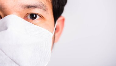 Coronavirus 'a karşı cerrahi hijyenik koruyucu yüz maskesi takan Asyalı yakışıklı adam, izole edilmiş beyaz arka plan, COVID-19 tıbbi konsept.