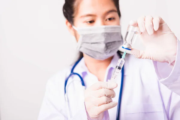亚洲女医生或女护士 身穿制服 戴着听诊器手套 戴着护肤面罩 在实验室拿着注射器和药瓶疫苗瓶 健康医学概念 — 图库照片