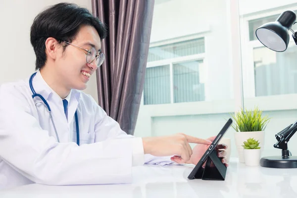 Feliz Asiático Joven Médico Guapo Hombre Sonrisa Trabajo Desde Casa — Foto de Stock