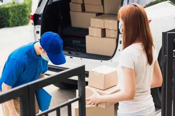 Asiatische Junge Liefermann Kopf Herum Respekt Für Danke Frau Kundendienst — Stockfoto