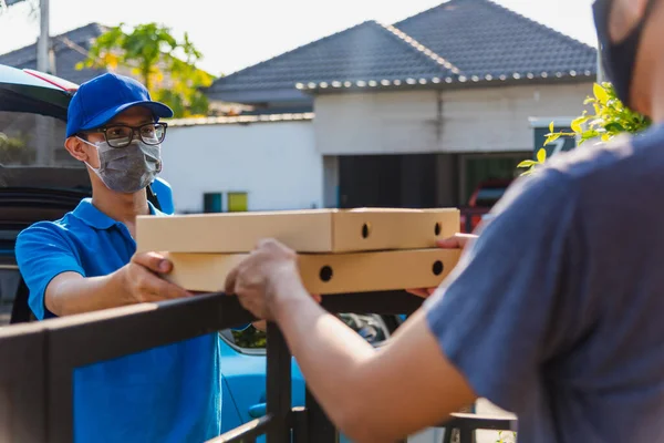 Aziatische Bezorger Koerier Online Leveringen Uit Pizza Food Dozen Thuis — Stockfoto