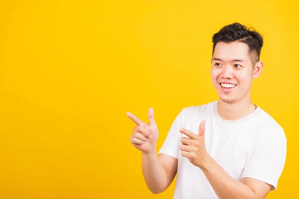 Retrato Feliz Asiático Guapo Joven Sonriente Pie Vistiendo Camiseta Blanca —  Fotos de Stock