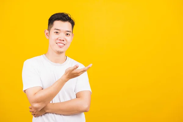 Retrato Feliz Asiático Guapo Joven Sonriendo Pie Usando Camiseta Blanca —  Fotos de Stock