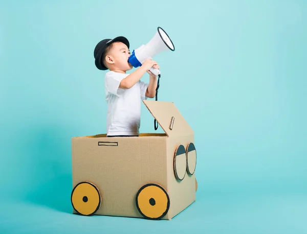 Glückliche Asiatische Kinder Lächeln Fahrenden Spielauto Kreativ Durch Eine Pappschachtel — Stockfoto