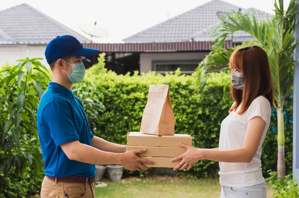 Asiatische Lieferung Express Kurier Junger Mann Gibt Papiertüten Fast Food — Stockfoto