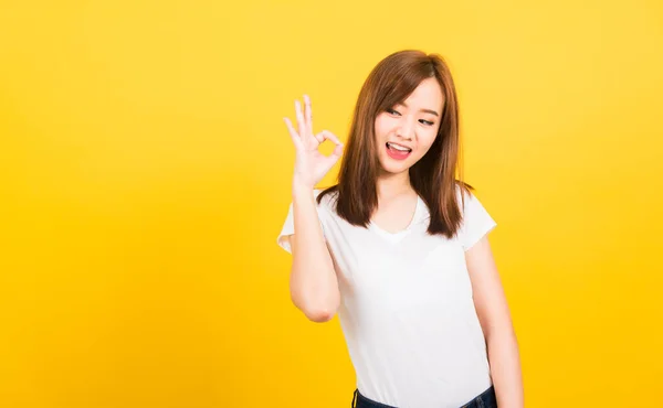 Asiático Feliz Retrato Bonito Jovem Mulher Bonita Desgaste Shirt Mostrando — Fotografia de Stock