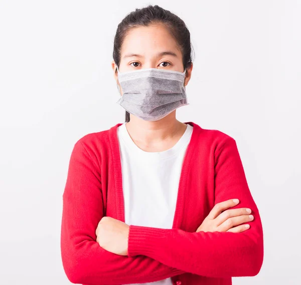 アジアの大人の女性は コロナウイルスやCovid 19ウイルスやフィルターダストPm2 5と大気汚染に対する赤いシャツと顔マスク保護を身に着けている腕を渡りスタンド スタジオは隔離された白い背景を撮影 — ストック写真