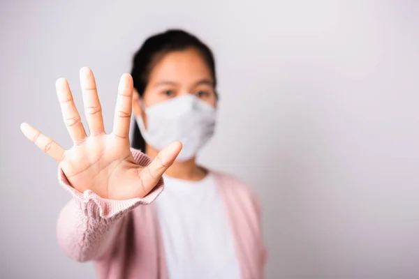 外科的保護顔マスク衛生を身に着けているアジアの女性に対してCoronavirus彼女の上げ手を停止サイン スタジオは コピースペースと白の背景に隔離されたショット Covid 19またはコロナウイルスの概念 — ストック写真