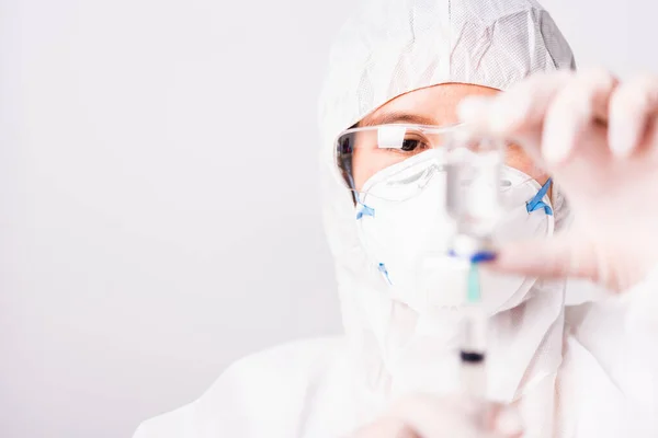 Ppe Süit Üniformalı Kadın Doktor Bilim Adamının Eli Laboratuarda Koruyucu — Stok fotoğraf