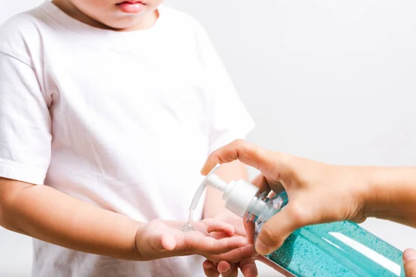 Nahaufnahme Asiatische Mutter Anwendung Flaschenpumpenspender Desinfektionsmittel Alkohol Gel Händewaschen Kleine — Stockfoto