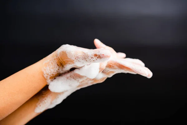 Close Lichaamsverzorging Aziatische Jonge Vrouw Wassen Handen Met Zeep Hebben — Stockfoto