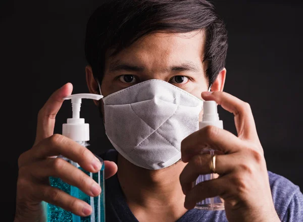 Asiático Joven Sosteniendo Espectáculo Dispensador Desinfectante Alcohol Gel Bomba Aerosol —  Fotos de Stock