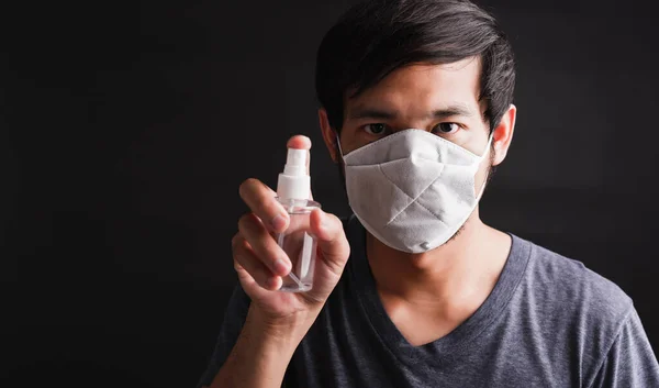 Primer Plano Hombre Guapo Asiático Con Máscara Protectora Miedo Celebración —  Fotos de Stock