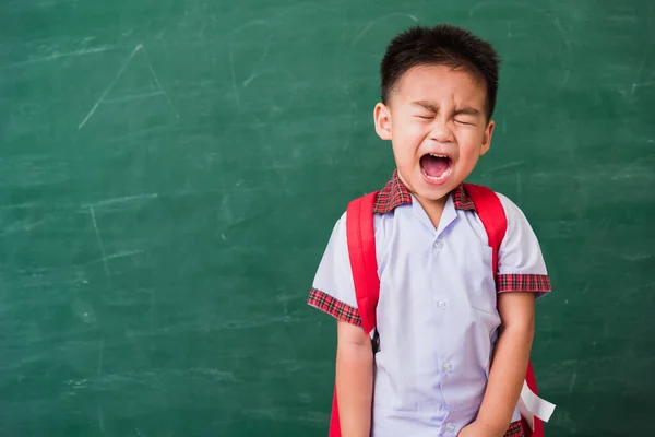 Wracamy Szkoły Szczęśliwy Azji Zabawny Mały Chłopiec Przedszkola Mundurze Ucznia — Zdjęcie stockowe