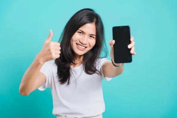 Retrato Asiático Hermosa Mujer Joven Feliz Pie Sonrisa Sosteniendo Pantalla — Foto de Stock