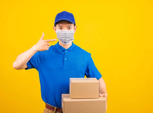Asiático Joven Trabajador Reparto Hombre Azul Camiseta Gorra Uniforme Usando —  Fotos de Stock