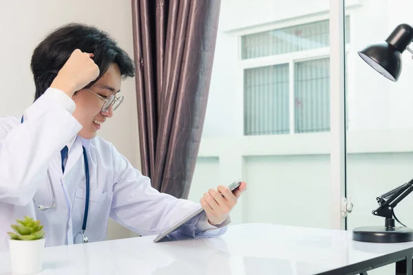 Glückliche Junge Asiatische Arzt Gutaussehende Mann Lächeln Brille Verwenden Moderne — Stockfoto